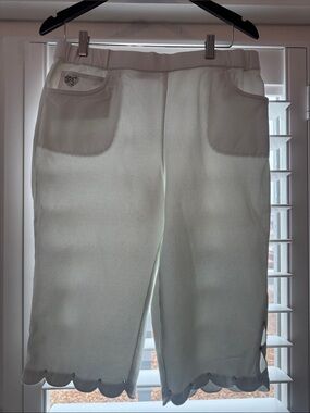 Quacker Factory White Scallop Hem Capris with Pocket Heart Detail